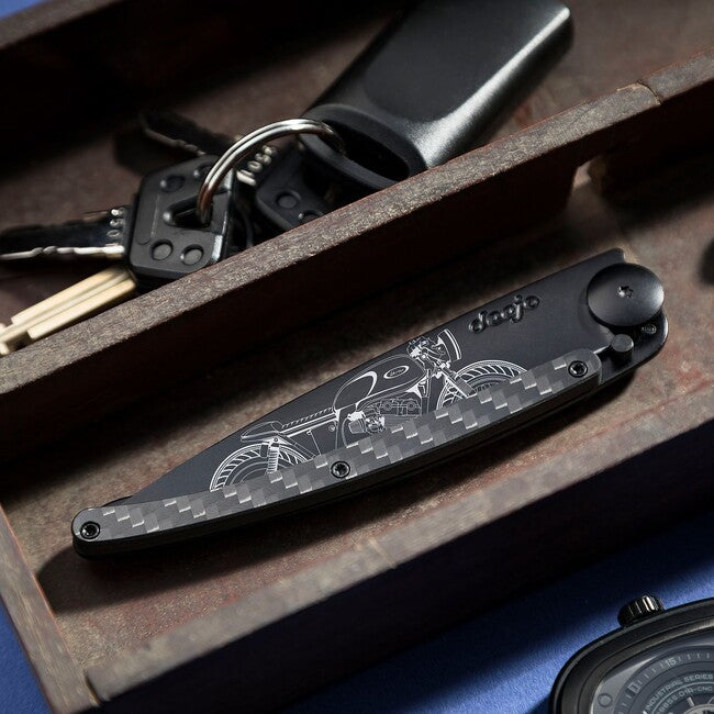 Deejo Tattoo összecsukható kés Black carbon fiber Café Racer