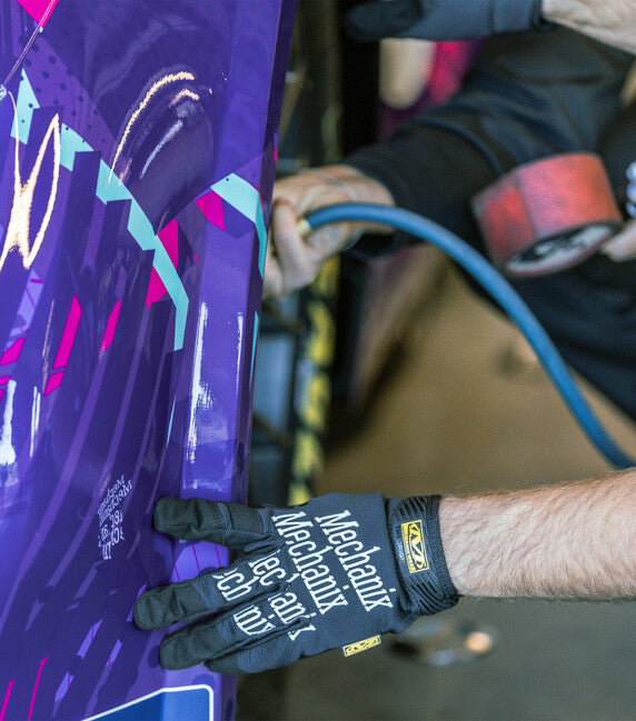 Mechanix Original taktikai kesztyű, fekete fehér felirattal