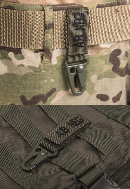 WARAGOD karabiner vércsoportjel AB- negatív, olívazöld