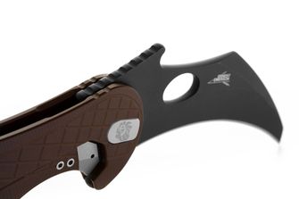 Lionsteel KARAMBIT típusú kés, amelyet az Emerson Design céggel együttműködésben fejlesztettek ki. L.E. ONE 1 A EB földbarna/kémiai fekete
