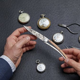 Deejo összecsukható kés Horlogéria juniper wood grey titanium watchmaker