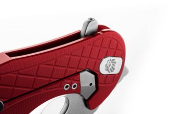 Lionsteel KARAMBIT típusú kés, amelyet az Emerson Design céggel együttműködésben fejlesztettek ki. L.E. ONE 1 A RS Piros/köves mosott