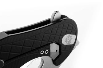 Lionsteel KARAMBIT típusú kés, amelyet az Emerson Design céggel együttműködésben fejlesztettek ki. L.E. ONE 1 A BS Fekete/köves mosott